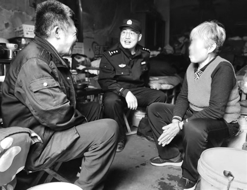 智远派出所民警韩鲁楠在与辖区群众座谈交流